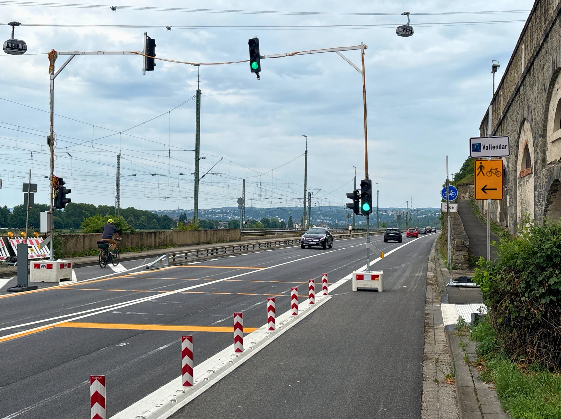 Zur sicheren Überquerung der Bundesstraße von für Radfahrenden und zu Fuß Gehenden wurde eigens eine Ampelanlage mit Anforderungstaster installiert. Auf der gegenüberliegenden Straßenseite ist der baulich getrennte Radweg für Zweirichtungsradverkehr und der Bestandsgehweg zu erkennen.