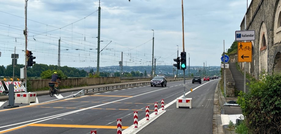 Zur sicheren Überquerung der Bundesstraße von für Radfahrenden und zu Fuß Gehenden wurde eigens eine Ampelanlage mit Anforderungstaster installiert. Auf der gegenüberliegenden Straßenseite ist der baulich getrennte Radweg für Zweirichtungsradverkehr und der Bestandsgehweg zu erkennen.