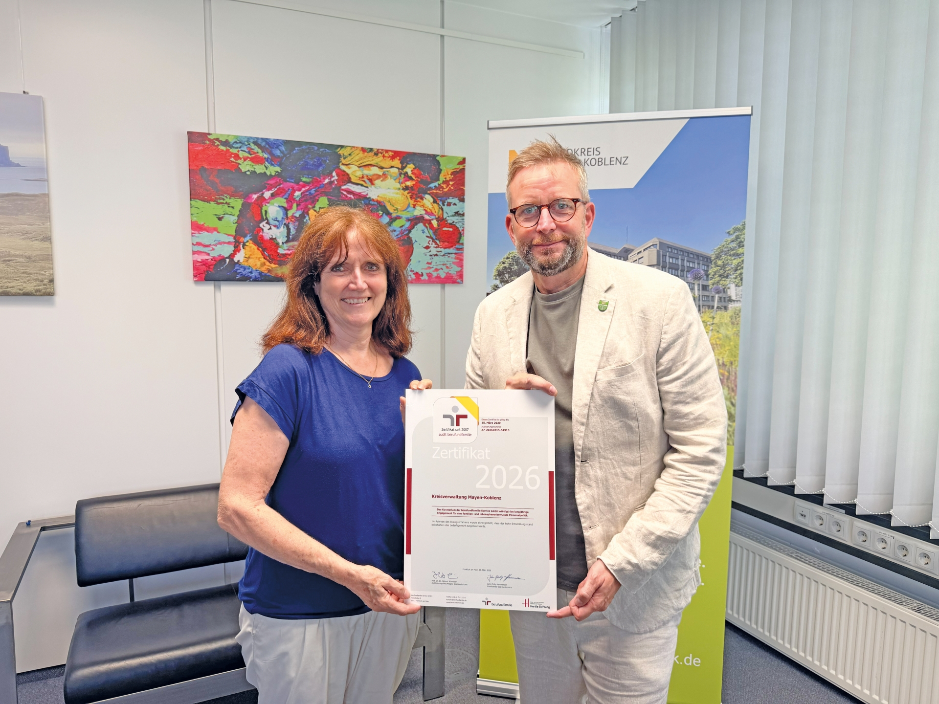 Landrat Marko Boos und die Gleichstellungsbeauftragte Lea Bales freuen sich über die erneute Zertifizierung als familienfreundlicher Arbeitgeber. 