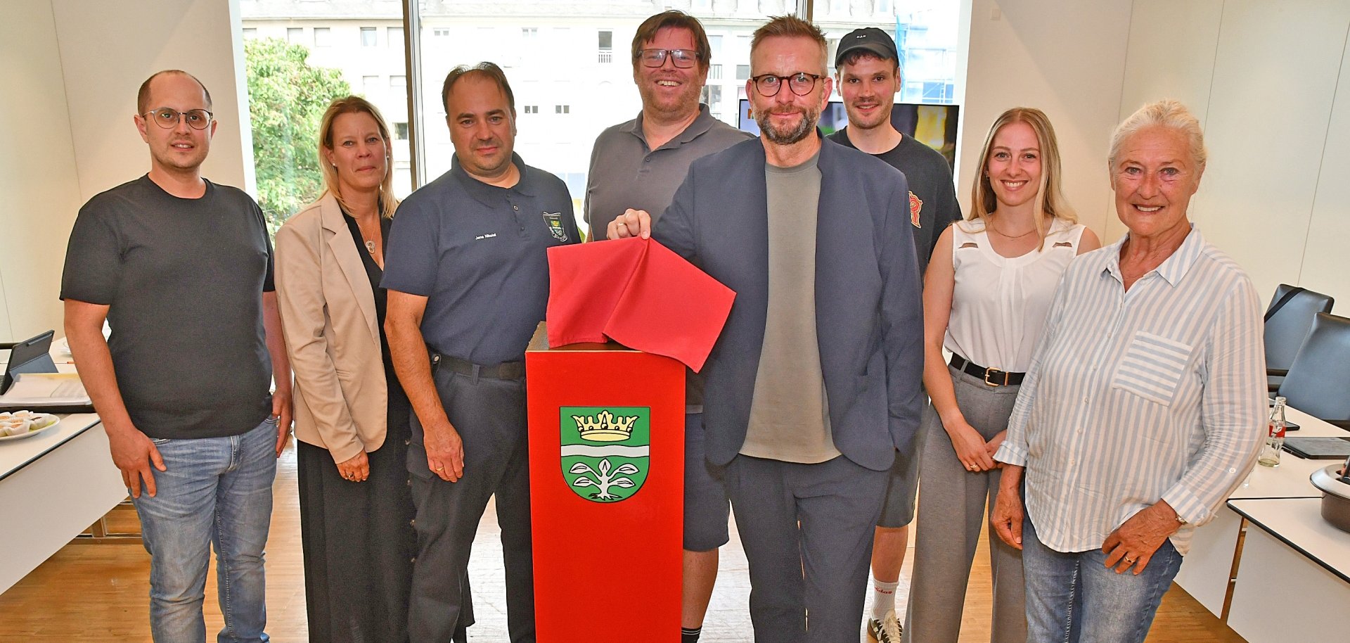 Wer gewinnt den ersten MYK-Pokal? Bei der Jurysitzung im Kreishaus warfen die Jurymitglieder um Landrat Marko Boos, den es in den Fingern juckte, den MYK-Pokal zu enthüllen, einen genauen Blick auf die eingereichten Bewerbungsunterlagen. 