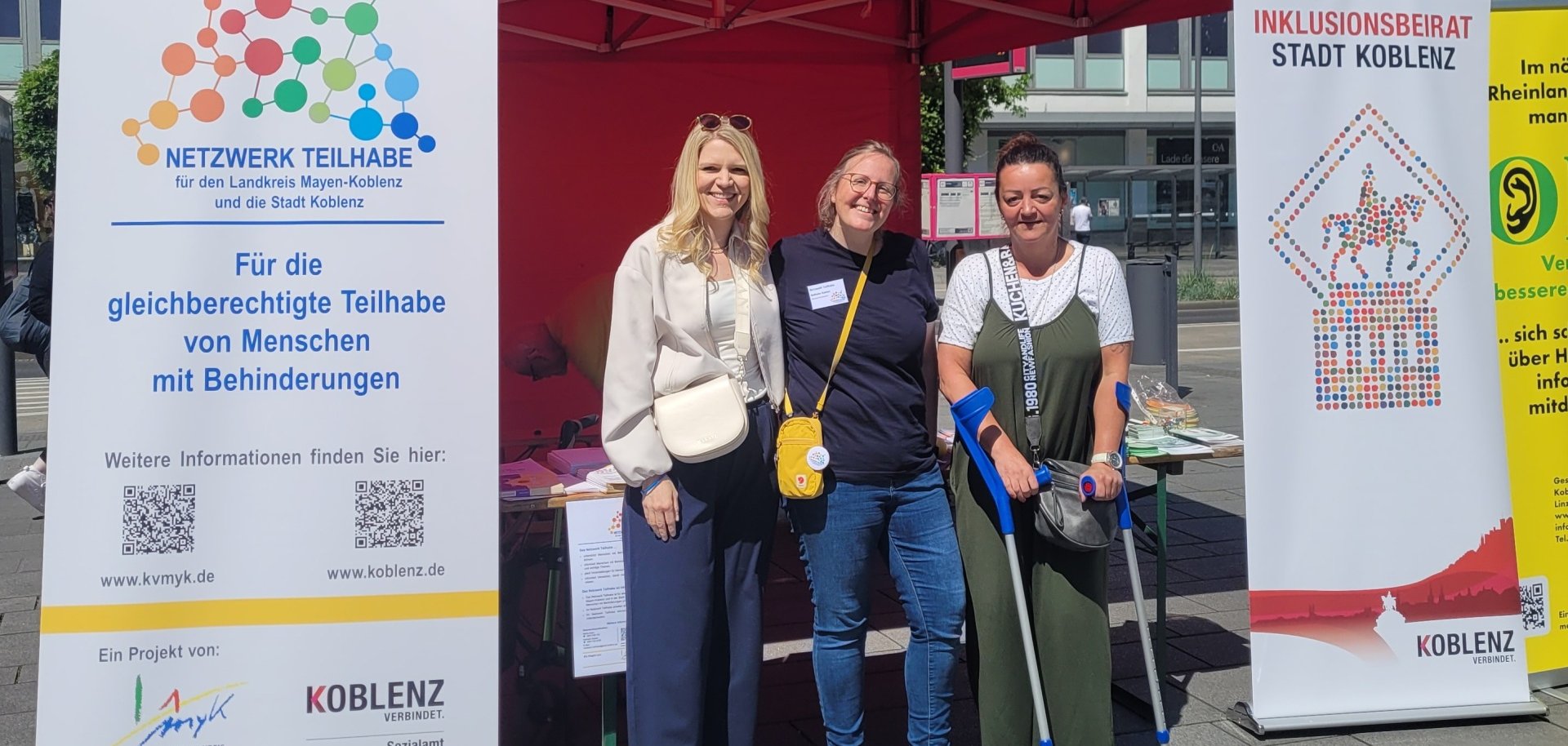 Die Netzwerkkoordinatorinnen Meike Koch (links) und Nathalie Kasten (Mitte) sowie die Behindertenbeauftragte der Stadt Koblenz, Katharina Kubitza, informierten beim Aktionstag „Gemeinsam aktiv – Wo Begegnung bewegt!“ auf dem Koblenzer Zentralplatz über die Arbeit des Netzwerks Teilhabe. 