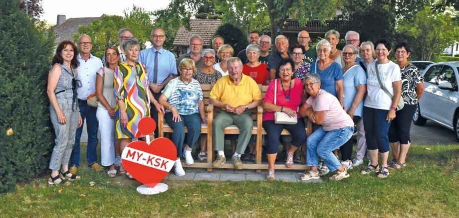 Großes Interesse bei der Einweihung der Seniorenbank in Mayen-Hausen. Großes Interesse bei der Einweihung der Seniorenbank in Mayen-Hausen.