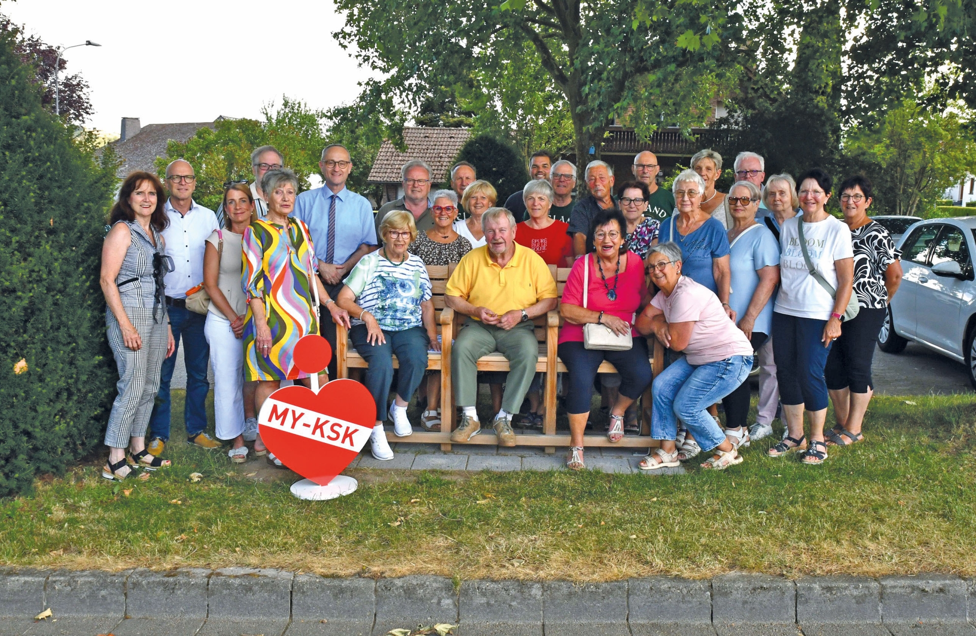 Großes Interesse bei der Einweihung der Seniorenbank in Mayen-Hausen. 