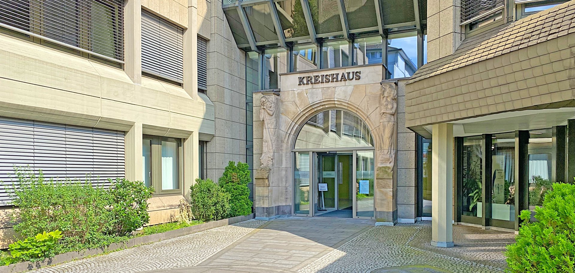 Eingang der Kreisverwaltung Mayen-Koblenz. 