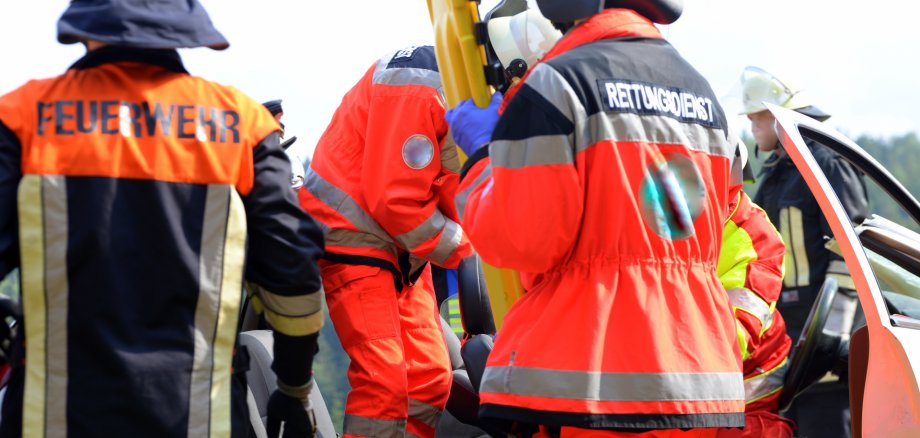 Aufgrund eines Wald- und Wiesenbrandes im Bereich Langscheid (Verbandsgemeinde Vordereifel) kommt es derzeit zu einem Großeinsatz der Feuerwehr. Mit dem Brand geht eine massive Rauchentwicklung einher. Betroffen sind laut aktuellen Warnmeldungen insbesondere die Bereiche Langenfeld, Hohenleimbach, Arft, Nettershöfe, Hausten und Morswiesen. Die Bevölkerung wurde über die Warnsysteme informiert.