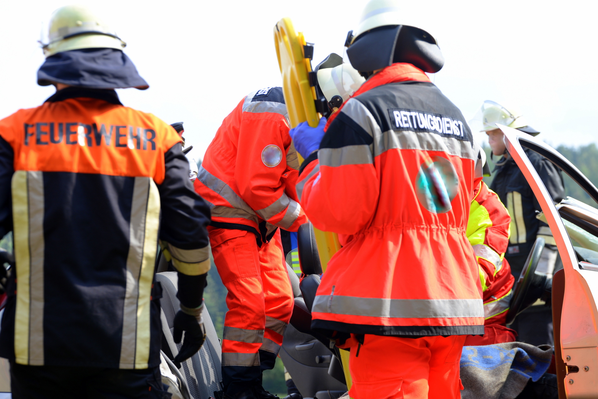 Aufgrund eines Wald- und Wiesenbrandes im Bereich Langscheid (Verbandsgemeinde Vordereifel) kommt es derzeit zu einem Großeinsatz der Feuerwehr. Mit dem Brand geht eine massive Rauchentwicklung einher. Betroffen sind laut aktuellen Warnmeldungen insbesondere die Bereiche Langenfeld, Hohenleimbach, Arft, Nettershöfe, Hausten und Morswiesen. Die Bevölkerung wurde über die Warnsysteme informiert.