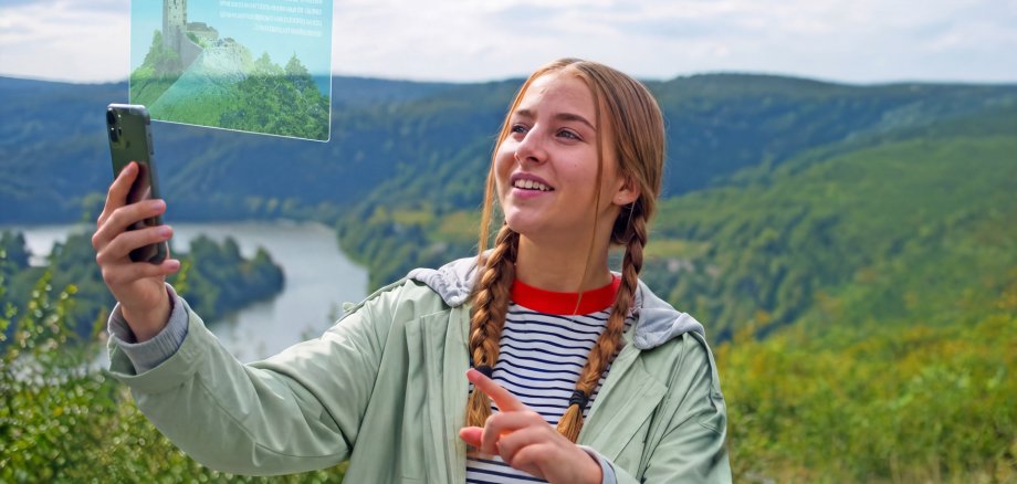Protagonistin Maya zeigt: Das Handy ist der Schlüssel zu „MYK - Spuren der Zeit“ Protagonistin Maya zeigt: Das Handy ist der Schlüssel zu „MYK - Spuren der Zeit“