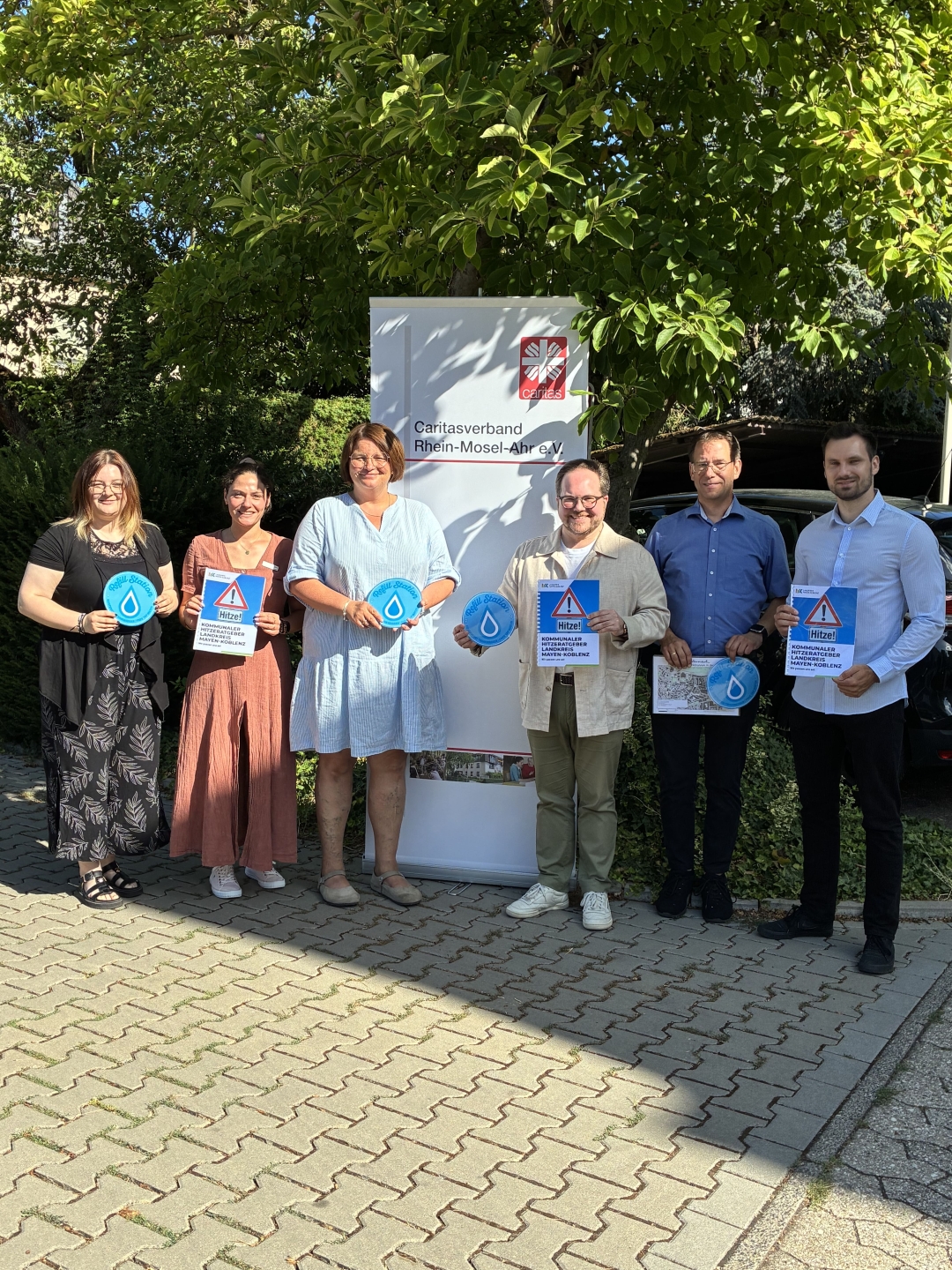 Christiane Böttcher, Bereichsleitung Soziale Dienste des Caritasverbands Rhein-Mosel-Ahr e. V. (3. v. l.) und der Erste Kreisbeigeordneter Pascal Badziong (4 v. l.), setzen sich gemeinsam mit der Stadt Andernach für mehr Hitzeschutz und Gesundheitsvorsorge im Landkreis Mayen-Koblenz ein. 