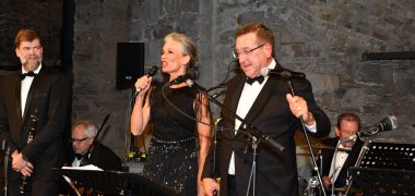 Joe Wulf und seine Band feat. Angela van Rijthoven sorgten beim Abschlusskonzert der Sommerclassics 2026 in der Sayner Hütte für einen stimmungsvollen musikalischen Aus-klang. Joe Wulf und seine Band feat. Angela van Rijthoven sorgten beim Abschlusskonzert der Sommerclassics 2026 in der Sayner Hütte für einen stimmungsvollen musikalischen Aus-klang.