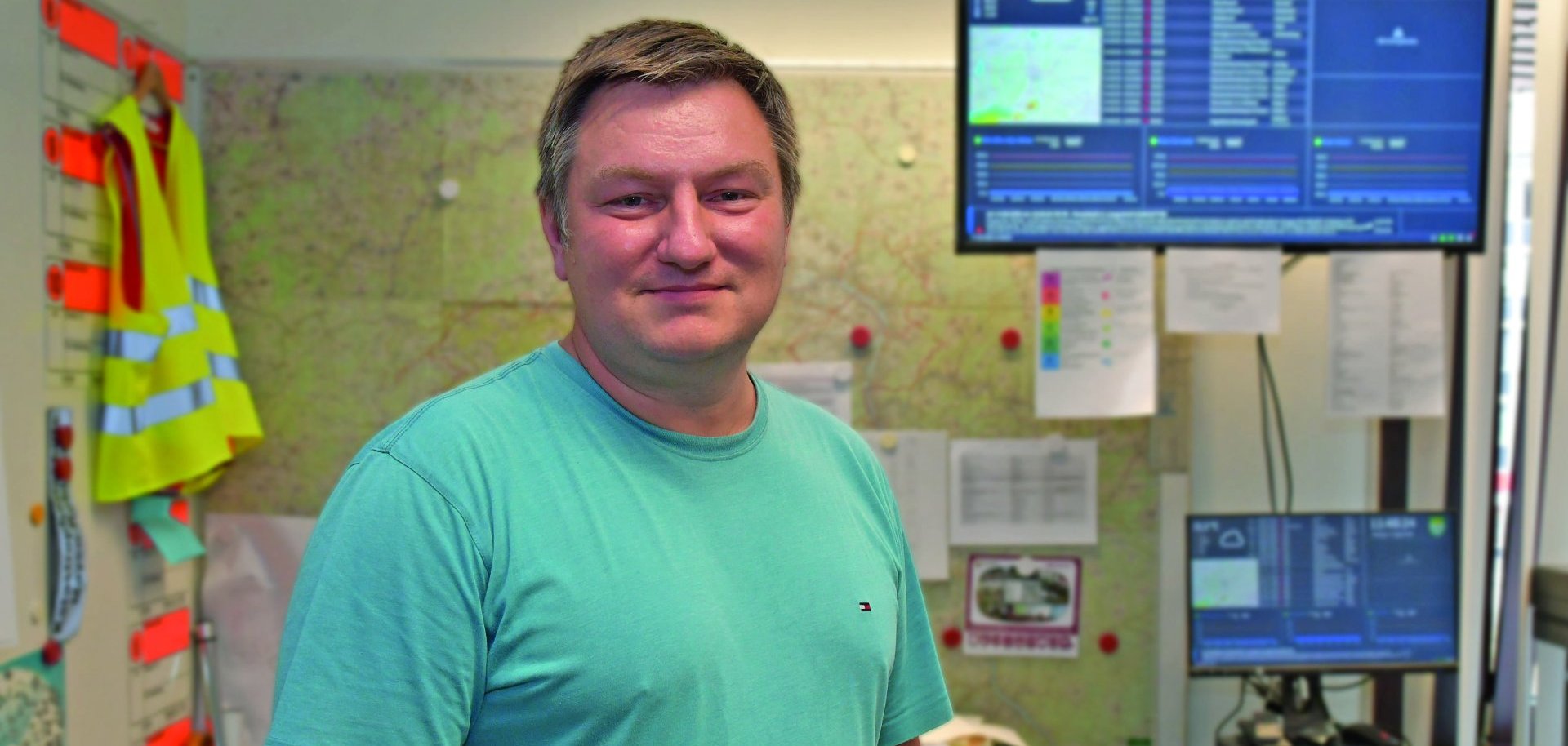 Rafael Korzeniowski (großes Bild) sorgt als Leiter des „Geschäftszimmers“ dafür, dass der Verwaltungsstab der Kreisverwaltung Mayen-Koblenz (unten links) im Ernstfall wie dem Großeinsatz beim Waldbrand in der Verbandsgemeinde Vordereifel (unten rechts) arbeitsfähig ist. 