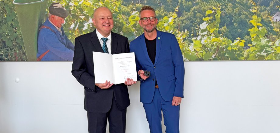 Landrat Marko Boos (rechts) überreicht Lothar Castor die Ehrennadel des Landes Rheinland-Pfalz. Landrat Marko Boos (rechts) überreicht Lothar Castor die Ehrennadel des Landes Rheinland-Pfalz.