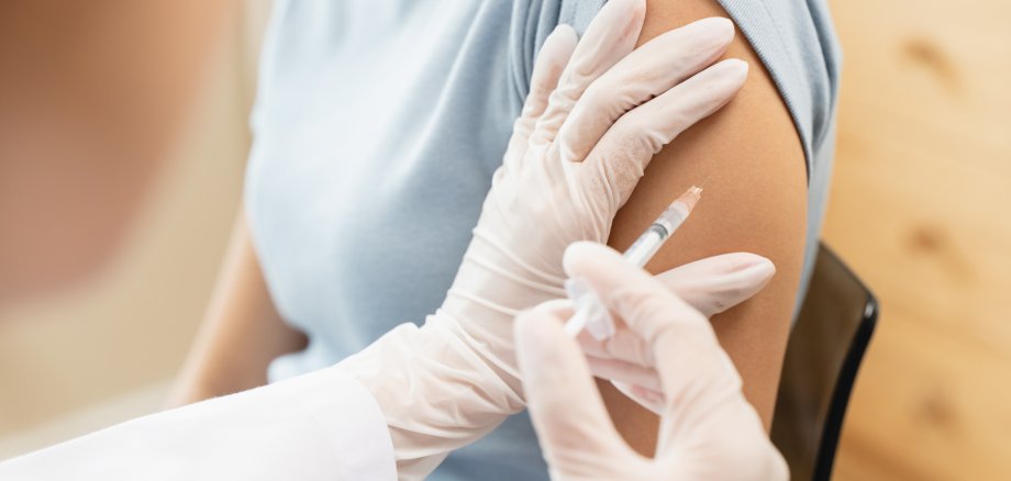 Impfungen können dazu beitragen, Infektionskrankheiten und schwere Krankheitsverläufe zu verhindern. Im Herbst sollte daher der persönliche Impfstatus überprüft und insbesondere der Grippeschutz aufgefrischt werden. Impfungen können dazu beitragen, Infektionskrankheiten und schwere Krankheitsverläufe zu verhindern. Im Herbst sollte daher der persönliche Impfstatus überprüft und insbesondere der Grippeschutz aufgefrischt werden.