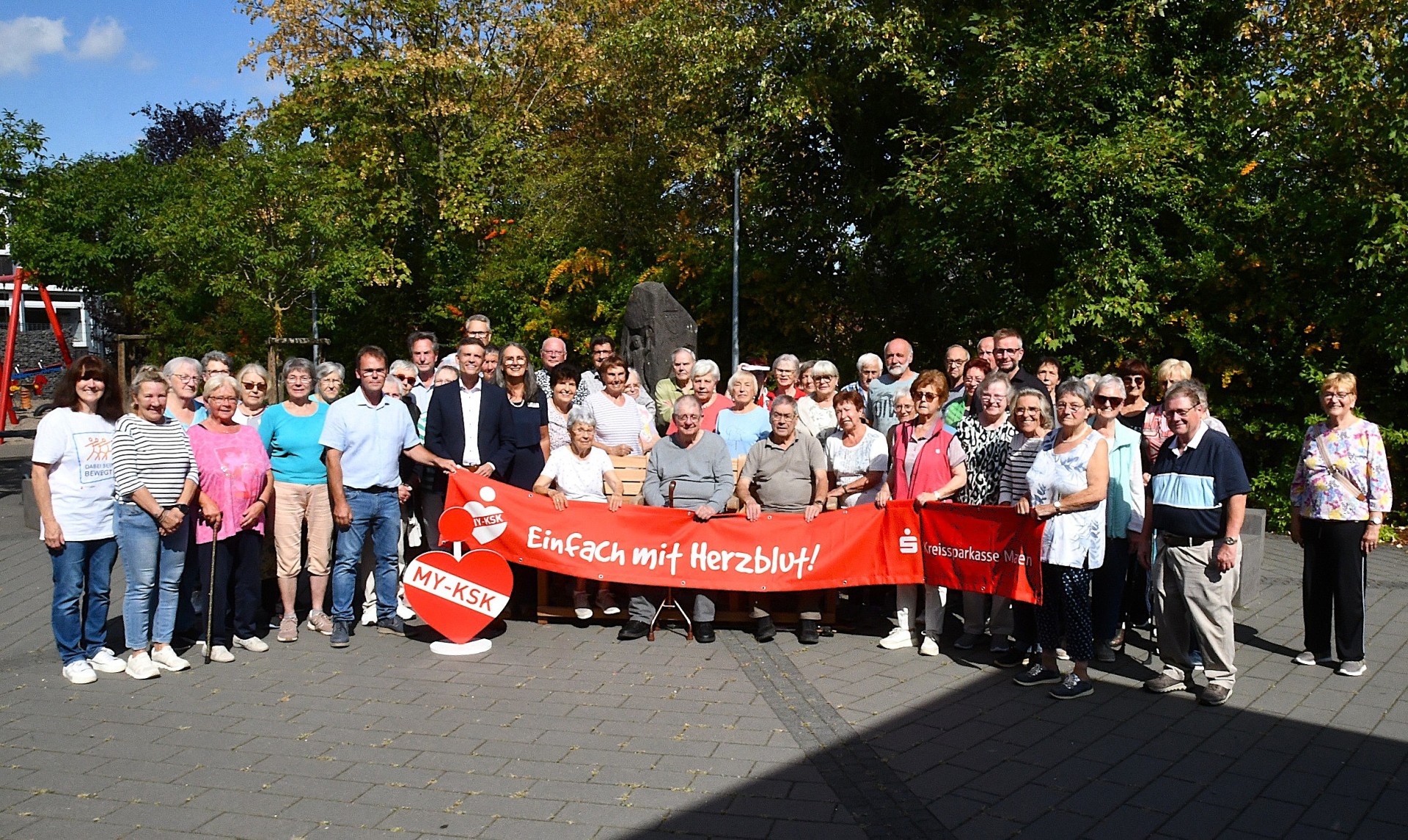 Landrat Marko Boos, Projektleiterin „Bewegung in die Dörfer“ Lea Bales und Marco Pung von der Kreissparkasse Mayen haben jüngst die Seniorenbank an die Ortsgemeinde Ettringen übergeben. 