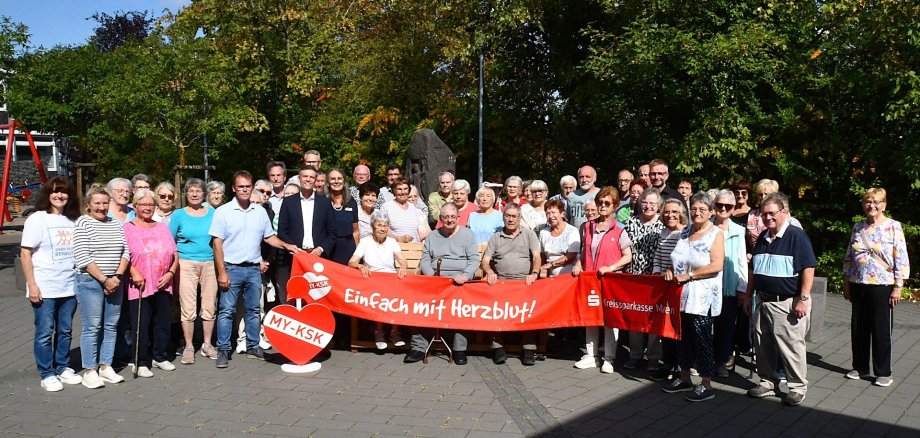 Landrat Marko Boos, Projektleiterin „Bewegung in die Dörfer“ Lea Bales und Marco Pung von der Kreissparkasse Mayen haben jüngst die Seniorenbank an die Ortsgemeinde Ettringen übergeben. Landrat Marko Boos, Projektleiterin „Bewegung in die Dörfer“ Lea Bales und Marco Pung von der Kreissparkasse Mayen haben jüngst die Seniorenbank an die Ortsgemeinde Ettringen übergeben.
