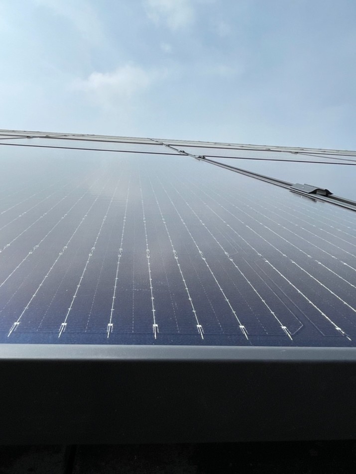Photovoltaikanlagen auf Hausdächern können einen wichtigen Beitrag zur Energiewende leisten und gleichzeitig die Stromkosten privater Haushalte senken. 