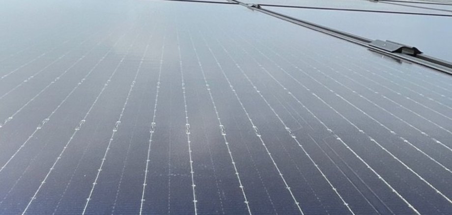 Photovoltaikanlagen auf Hausdächern können einen wichtigen Beitrag zur Energiewende leisten und gleichzeitig die Stromkosten privater Haushalte senken. 