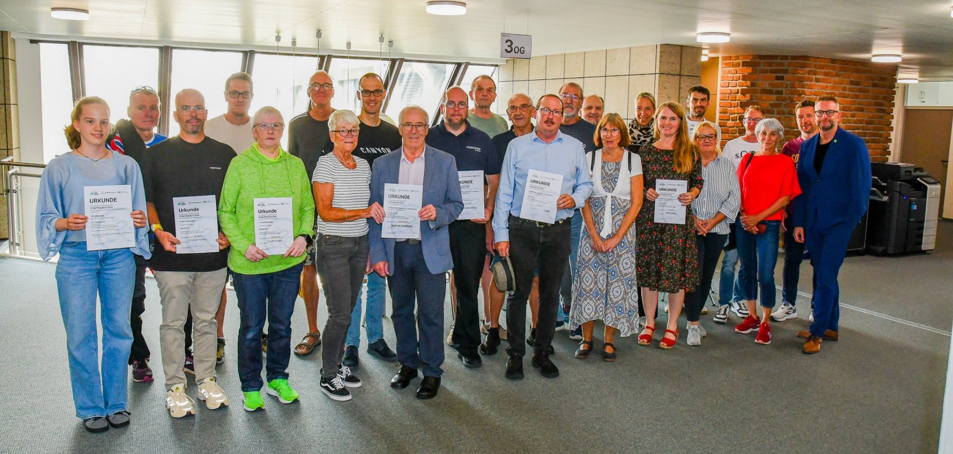 Landrat Marko Boos (rechts) hat im Kreishaus die erfolgreichsten Teilnehmer und Teams der Aktion Stadtradeln 2026 im Landkreis Mayen-Koblenz ausgezeichnet. 