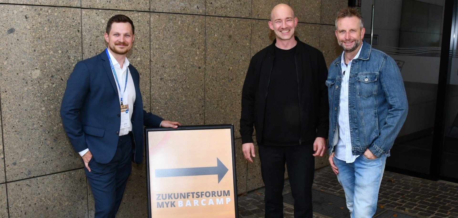 Beim Zukunftsforum der Smarten Region MYK10 kamen unterschiedliche Perspektiven zur Zukunft des Landkreises zusammen: Tobias Querbach, Chief Digital Officer des Landkreises Mayen-Koblenz (links), Keynote-Speaker Christoph Magnussen (Mitte) und Landrat Marko Boos (rechts) beim gemeinsamen Austausch in der Mittelrheinhalle Andernach.