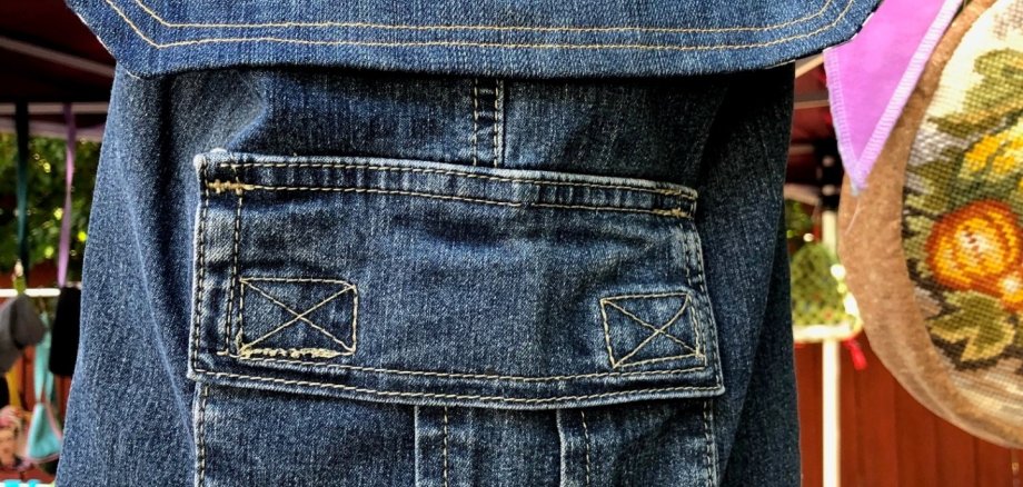 Rucksack aus einer alten Jeans. Rucksack aus einer alten Jeans.