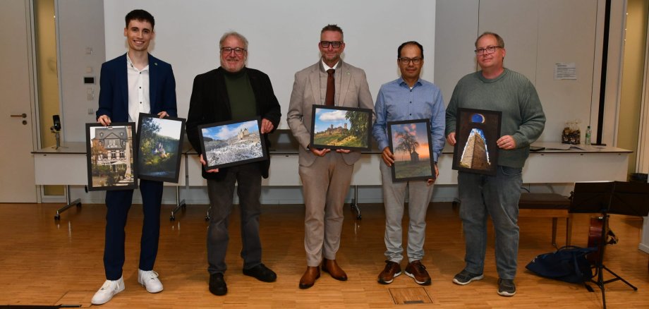Die Gewinner des Fotowettbewerbs freuen sich gemeinsam mit Landrat Marko Boos (Mitte) über ihre Preise. Die Gewinner des Fotowettbewerbs freuen sich gemeinsam mit Landrat Marko Boos (Mitte) über ihre Preise.