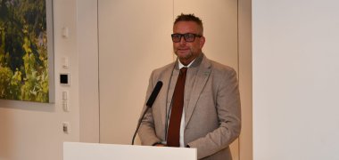 Landrat Marko Boos begrüßte die zahlreich erschienen Gäste zur Präsentation des Heimatbuchs im Kreishaus. Landrat Marko Boos begrüßte die zahlreich erschienen Gäste zur Präsentation des Heimatbuchs im Kreishaus.