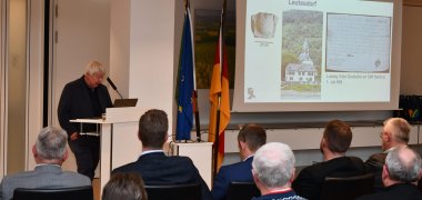 Dr Stefan Wenzel vom Leibniz-Zentrum für Archäologie hielt einen spannenden Vortrag über „Zwei mittelalterliche Mörser aus Mayen und Leutesdorf“. Dr Stefan Wenzel vom Leibniz-Zentrum für Archäologie hielt einen spannenden Vortrag über „Zwei mittelalterliche Mörser aus Mayen und Leutesdorf“.