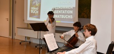 Die Brüder Aaron, Jonas und Elias Michel eröffneten die Veranstaltung mit Klavier, Geige und Cello und sorgten für einen stimmungsvollen musikalischen Auftakt. Die Brüder Aaron, Jonas und Elias Michel eröffneten die Veranstaltung mit Klavier, Geige und Cello und sorgten für einen stimmungsvollen musikalischen Auftakt.