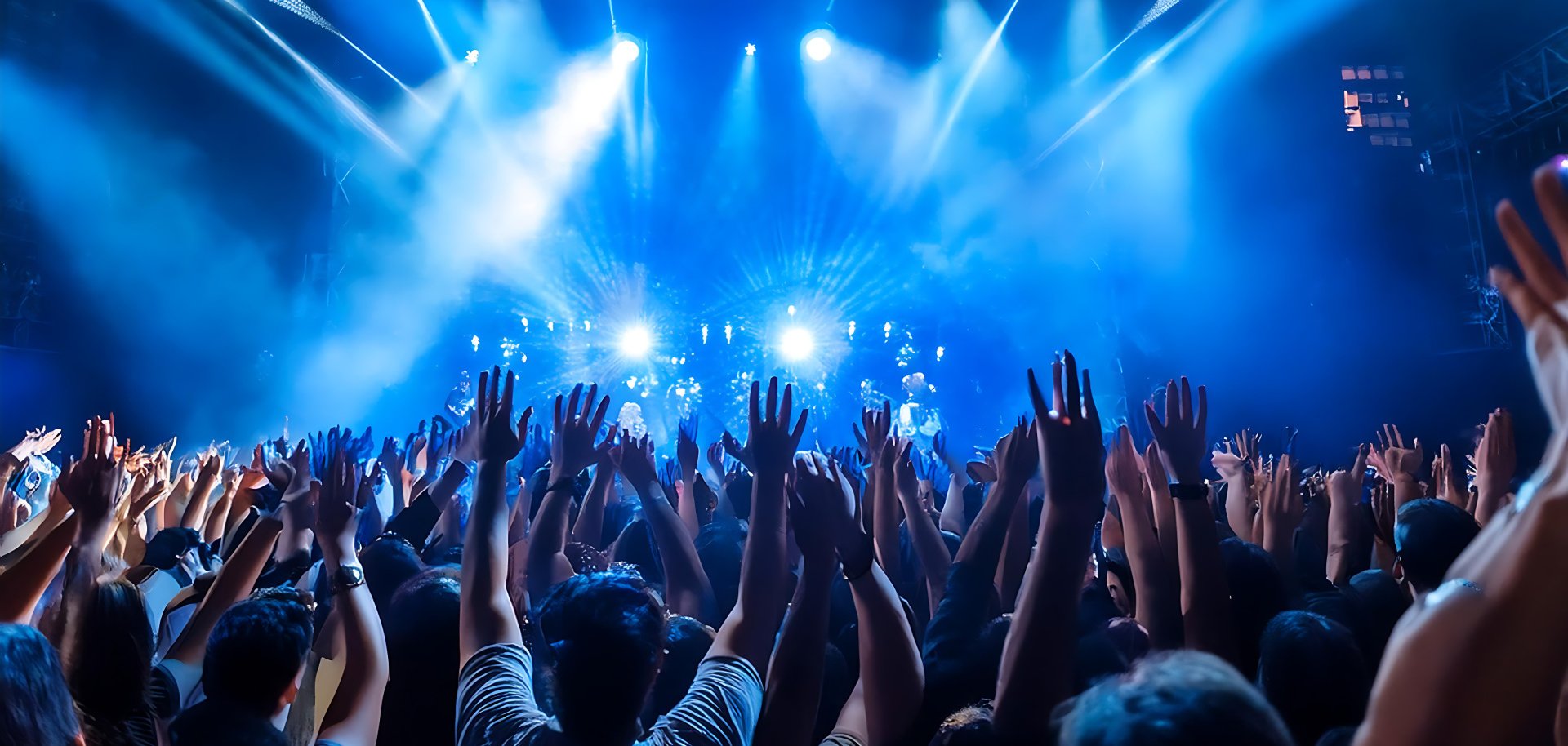 Fotografía en concierto lleno de personas con luces de color azul