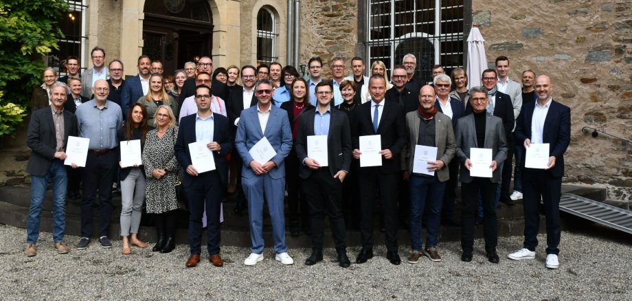 Die Preisträger des Wettbewerbs „MYK Zukunft mit Familie“ gemeinsam mit Landrat Marko Boos (2. Reihe, 3. von rechts), kommunalen Vertretern und weiteren Gästen aus Politik und Wirtschaft auf Burg Namedy. Die Preisträger des Wettbewerbs „MYK Zukunft mit Familie“ gemeinsam mit Landrat Marko Boos (2. Reihe, 3. von rechts), kommunalen Vertretern und weiteren Gästen aus Politik und Wirtschaft auf Burg Namedy.