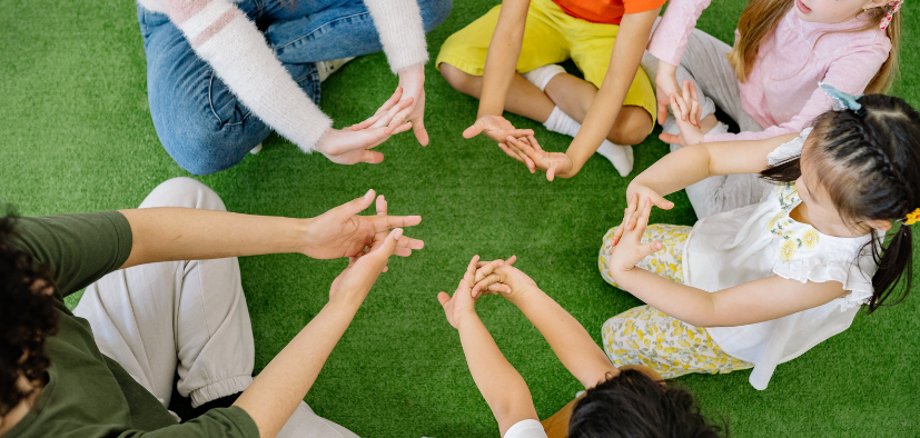 Die kvhs Mayen-Koblenz und die Verbandsgemeinde Maifeld bieten gemeinsam die neue Weiterbildung „QiB:B – Qualifiziert in Bildung durch Beziehung“ für Betreuungskräfte im Grundschul-Ganztag an. 