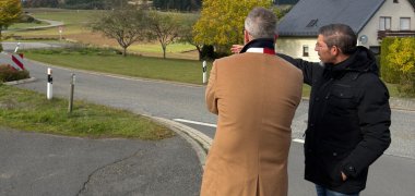 Was läuft gut? Und wo gibt es Schwierigkeiten? Beim Auftakt der „Ortsgespräche“ in den Gemeinden Acht und Arft machte sich Landrat Marko Boos ein persönliches Bild von den Situationen und kam mit Bürgerinnen und Bürgern sowie mit kommunalen Vertretern ins Gespräch. Was läuft gut? Und wo gibt es Schwierigkeiten? Beim Auftakt der „Ortsgespräche“ in den Gemeinden Acht und Arft machte sich Landrat Marko Boos ein persönliches Bild von den Situationen und kam mit Bürgerinnen und Bürgern sowie mit kommunalen Vertretern ins Gespräch.