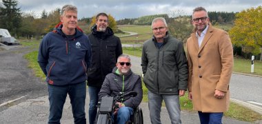 Was läuft gut? Und wo gibt es Schwierigkeiten? Beim Auftakt der „Ortsgespräche“ in den Gemeinden Acht und Arft machte sich Landrat Marko Boos ein persönliches Bild von den Situationen und kam mit Bürgerinnen und Bürgern sowie mit kommunalen Vertretern ins Gespräch. Was läuft gut? Und wo gibt es Schwierigkeiten? Beim Auftakt der „Ortsgespräche“ in den Gemeinden Acht und Arft machte sich Landrat Marko Boos ein persönliches Bild von den Situationen und kam mit Bürgerinnen und Bürgern sowie mit kommunalen Vertretern ins Gespräch.