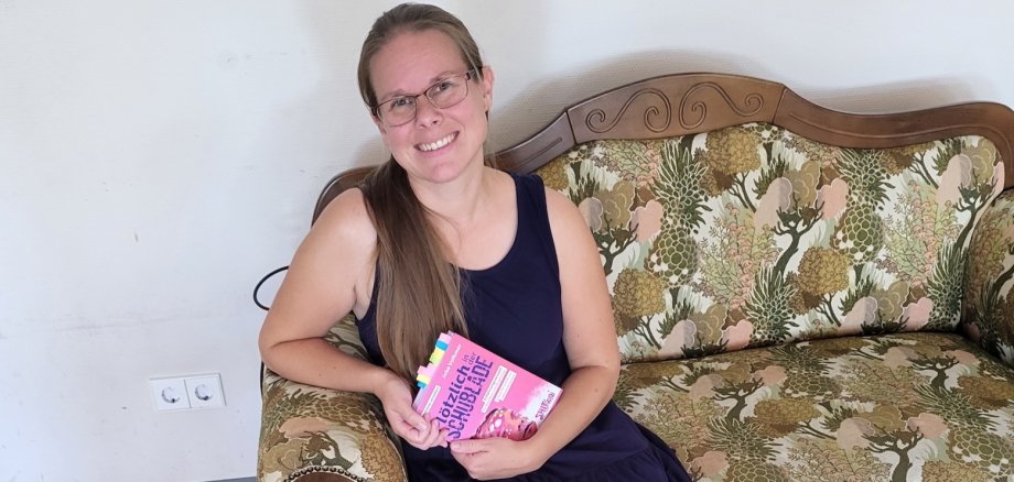 Autorin Joke Volkmer liest aus ihrem Buch „Plötzlich in der Schublade – Schizophrenie verstehen“ und gibt persönliche Einblicke in das Leben mit einer psychischen Erkrankung. Autorin Joke Volkmer liest aus ihrem Buch „Plötzlich in der Schublade – Schizophrenie verstehen“ und gibt persönliche Einblicke in das Leben mit einer psychischen Erkrankung.