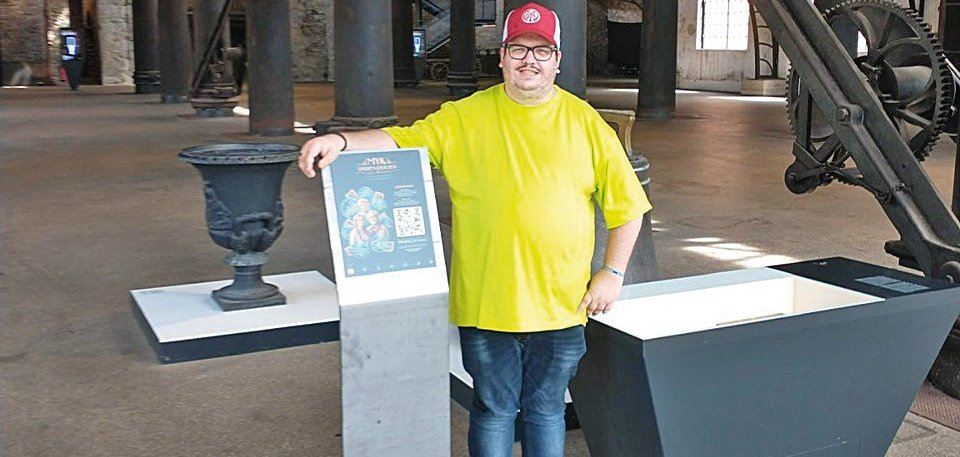 Wie hier in der Sayner Hütte (Bild1) und am Goloring (Bild 2) haben Mitarbeiter der Rhein-Mosel-Werkstatt Info-Stelen an sieben Schauplätzen des Projekts „MYK - Spuren der Zeit“ im Landkreis aufgestellt. (Bild 3)