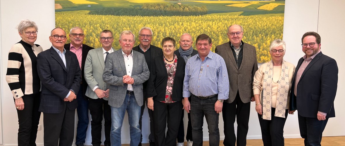 Die Mitglieder des neuen Kreisseniorenbeirates gemeinsam mit Landrat Dr. Alexander Saftig (4.v.l.) und dem Ersten Kreisbeigeordneten Pascal Badziong (rechts)