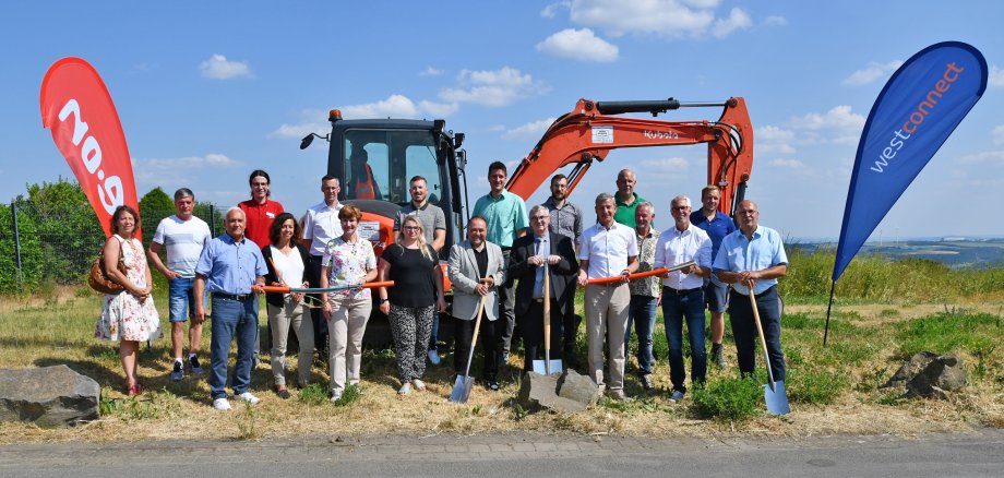 Landrat Dr. Alexander Saftig und Alfred Schomisch, Bürgermeister der Verbandsgemeinde Vordereifel, kamen in Ettringen zum offiziellen Startschuss für die fünfte Bauetappe des geförderten Breitbandausbaus mit Vertreterinnen und Vertretern der Ortsgemeinden und der Verbandsgemeinde Vordereifel, der Wirtschaftsförderungsgesellschaft am Mittelrhein sowie von Westconnect und der Westenergie-Gruppe zusammen. 