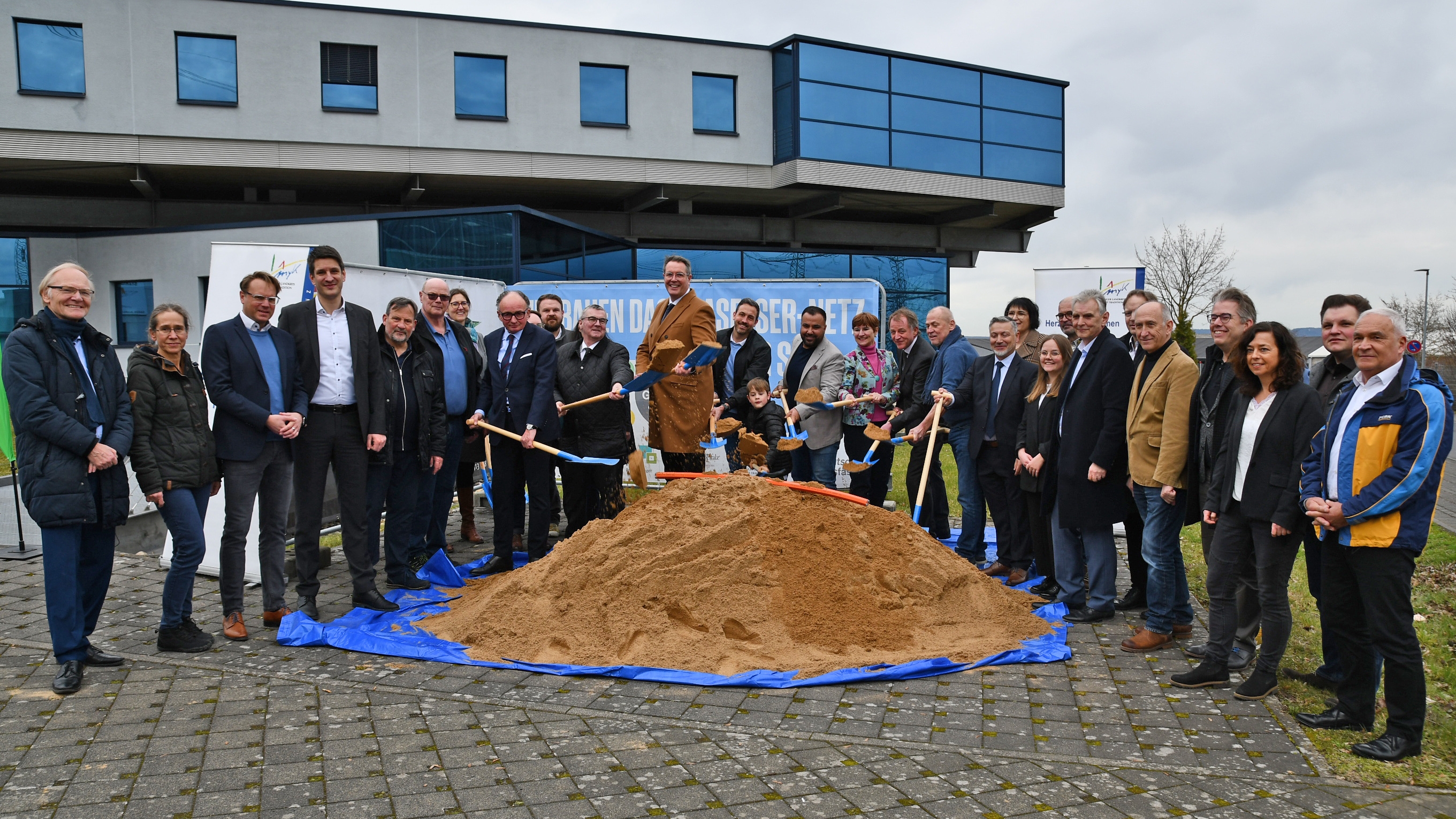 Zum symbolischen Spatenstich in Andernach-Miesenheim kamen Landrat Dr. Alexander Saftig, der Erste Kreisbeigeordnete Pascal Badziong und Andernachs Oberbürgermeister Achim Hütten gemeinsam mit dem rheinland-pfälzischen Digitalisierungsminister Alexander Schweitzer, Landtagsabgeordneten sowie Vertreterinnen und Vertretern der kommunalen Familie, von Deutsche Glasfaser, von der atene KOM und der Wirtschaftsförderungsgesellschaft am Mittelrhein zusammen.