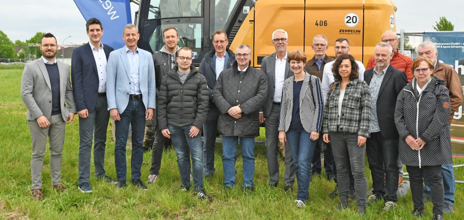 Landrat Dr. Alexander Saftig (7.v.l.) und Maximilian Mumm, Bürgermeister der Verbandsgemeinde Maifeld (6.v.l.), kamen in Polch zum offiziellen Startschuss für die vierte Bauetappe des geförderten Breitbandausbaus mit Vertreterinnen und Vertretern der Ortsgemeinden und der Verbandsgemeinde Maifeld, der Wirtschaftsförderungsgesellschaft am Mittelrhein sowie von Westconnect und der Westenergie-Gruppe zusammen.