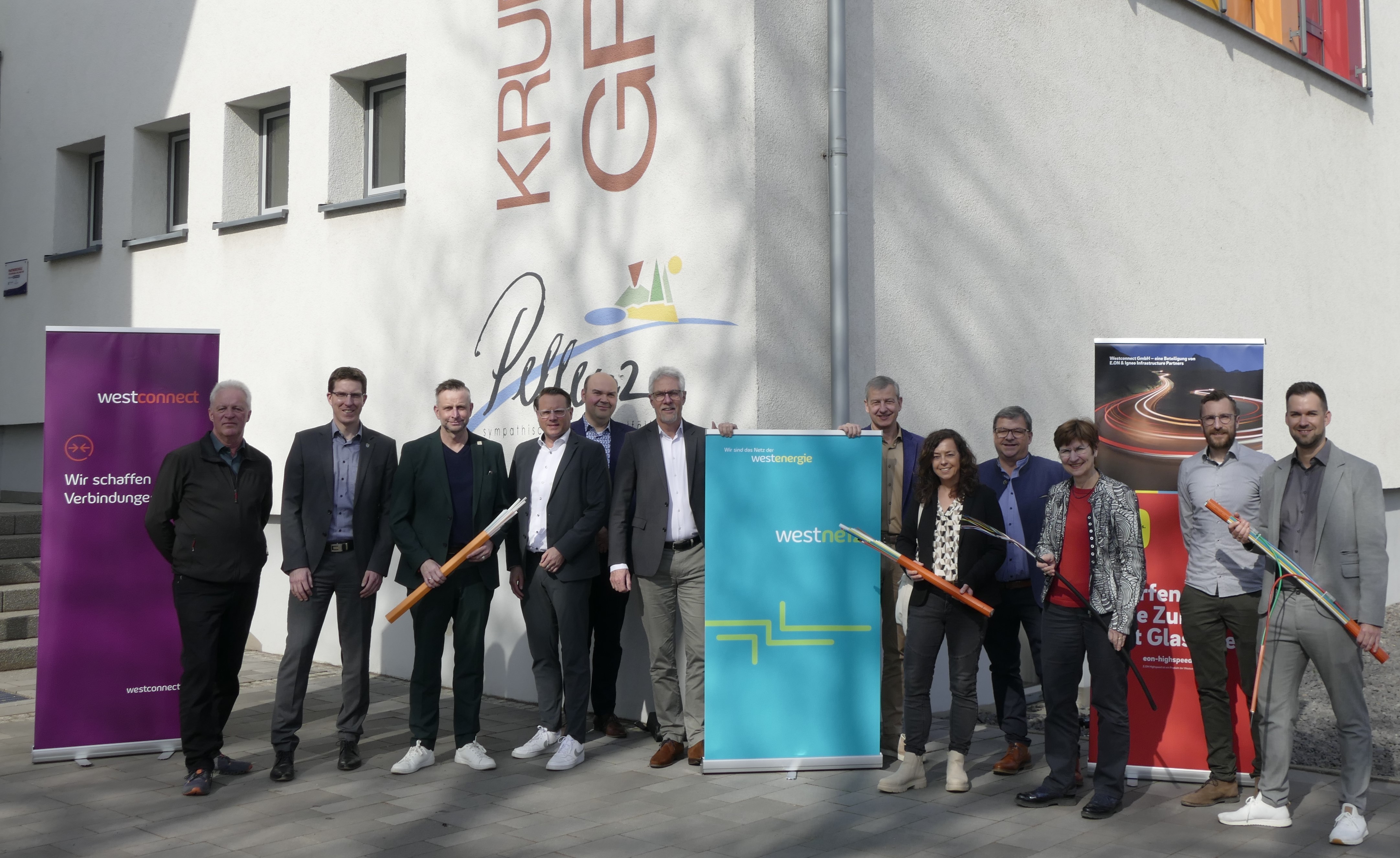 Gemeinsam mit Vertretern aus der Kommunalpolitik, der Kreisverwaltung und von Westconnect nahm Landrat Marko Boos (3.v.l.) das neue Glasfasernetz für schnelles Internet in der Verbandsgemeinde Pellenz symbolisch in Betrieb. 