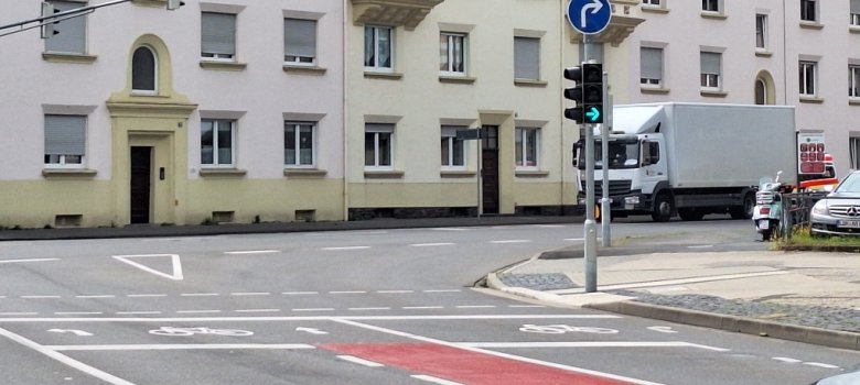 Radfahrerfreundliche Umgestaltung der Kreuzung Hohenzollernstraße / Neversstraße Aufgeweiteter Radaufstellstreifen (ARAS) mit Annäherungsstreifen, moderne Signalsteuerung
