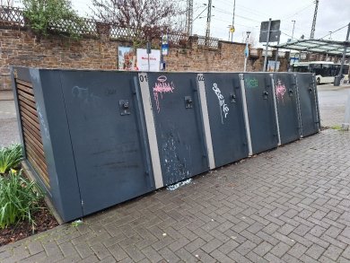 10 abschließbare Fahrradboxen
36 Fahrradanlehnbügel, nicht überdacht
10 abschließbare Fahrradboxen 36 Fahrradanlehnbügel, nicht überdacht
