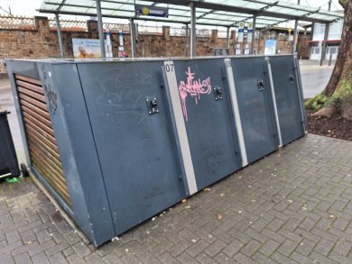 10 abschließbare Fahrradboxen
36 Fahrradanlehnbügel, nicht überdacht 10 abschließbare Fahrradboxen 36 Fahrradanlehnbügel, nicht überdacht
