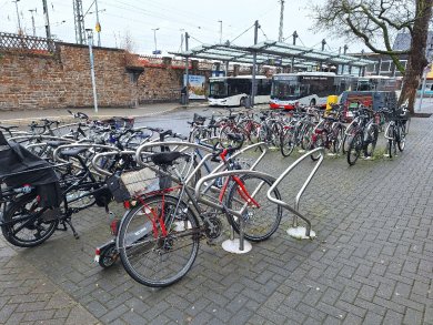 10 abschließbare Fahrradboxen
36 Fahrradanlehnbügel, nicht überdacht 10 abschließbare Fahrradboxen 36 Fahrradanlehnbügel, nicht überdacht