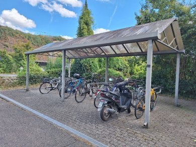 10 Fahrradanlehnbügel, überdacht 10 Fahrradanlehnbügel, überdacht