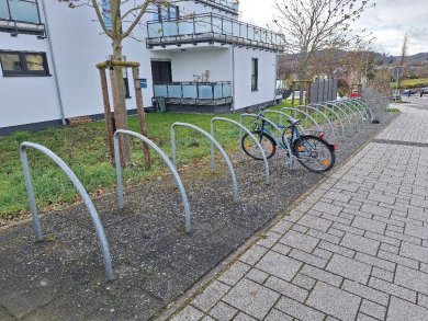 6 abschließbare Fahrradboxen
40 Fahrradanlehnbügel
6 abschließbare Fahrradboxen 40 Fahrradanlehnbügel