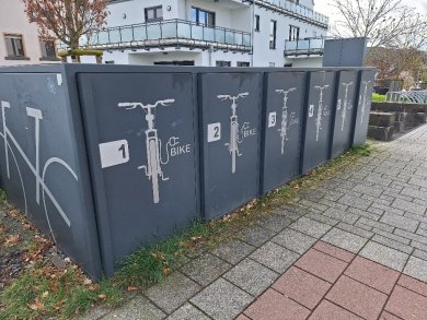 6 abschließbare Fahrradboxen
40 Fahrradanlehnbügel 6 abschließbare Fahrradboxen 40 Fahrradanlehnbügel
