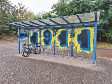 12 Fahrradanlehnbügel, überdacht