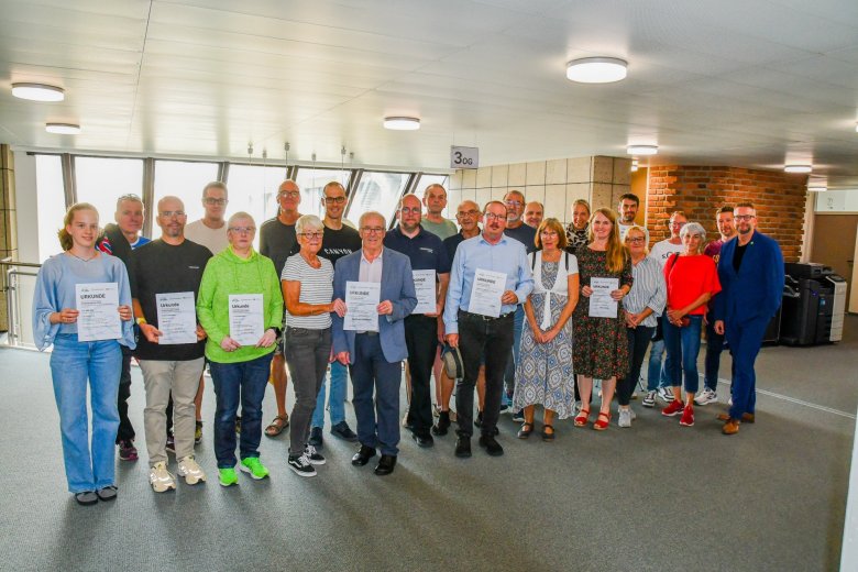 Landrat Marko Boos (rechts) hat im Kreishaus die erfolgreichsten Teilnehmer und Teams der Aktion Stadtradeln 2026 im Landkreis Mayen-Koblenz ausgezeichnet. 